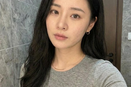 75岁的刘晓庆与网红王婆同台全程冷脸少互动被质疑是耍大牌！